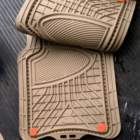 ArmorAll® Tan All-Weather Protection Universal 4-Piece Rubber Floor Mats - Picture 4 of 9